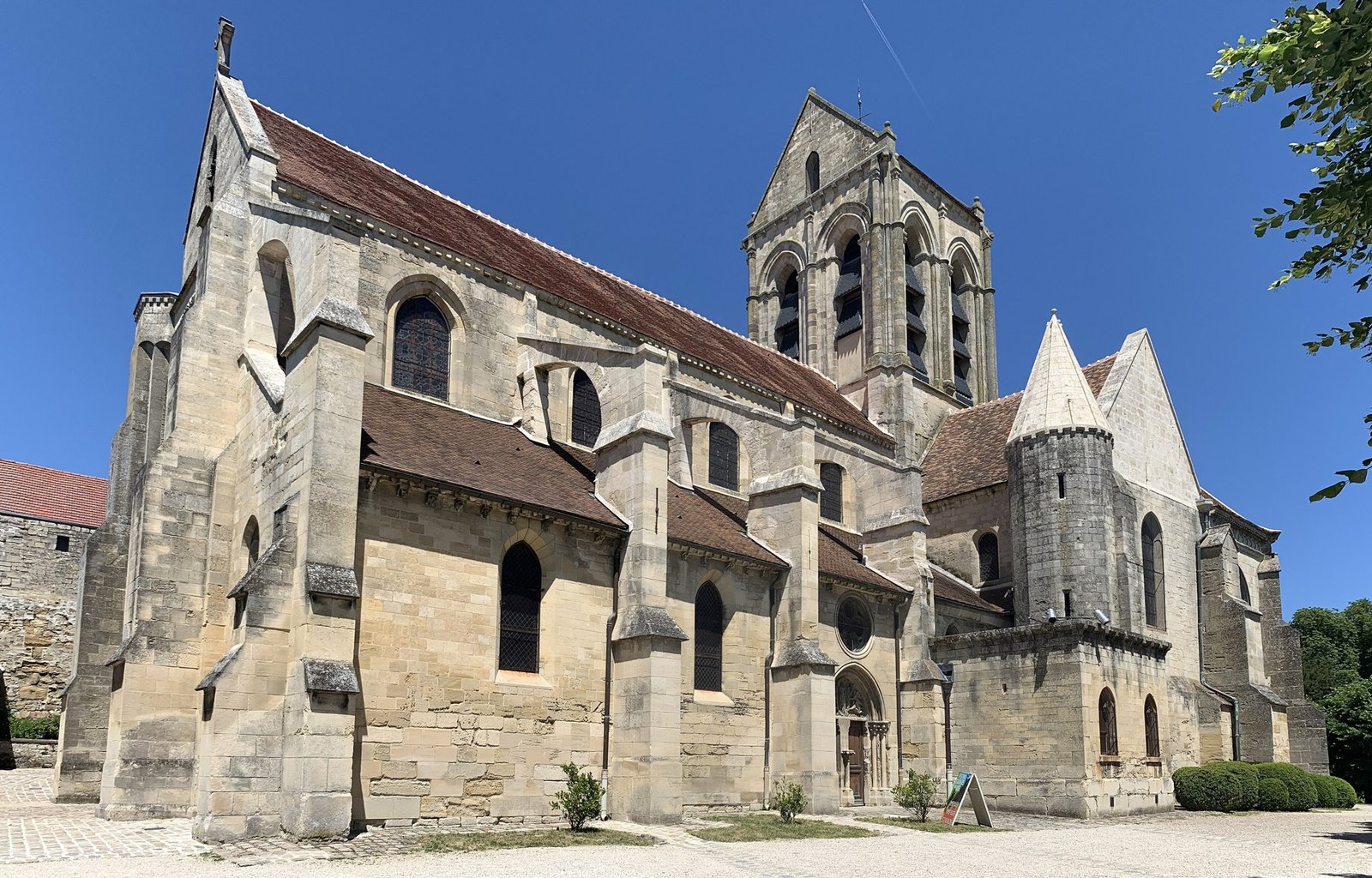 La iglesia de Notre-Dame-de-l'Assomption de Auvers-sur-Oise, fotografiada en junio de 2021; Van Gogh la pintó en junio de 1890.