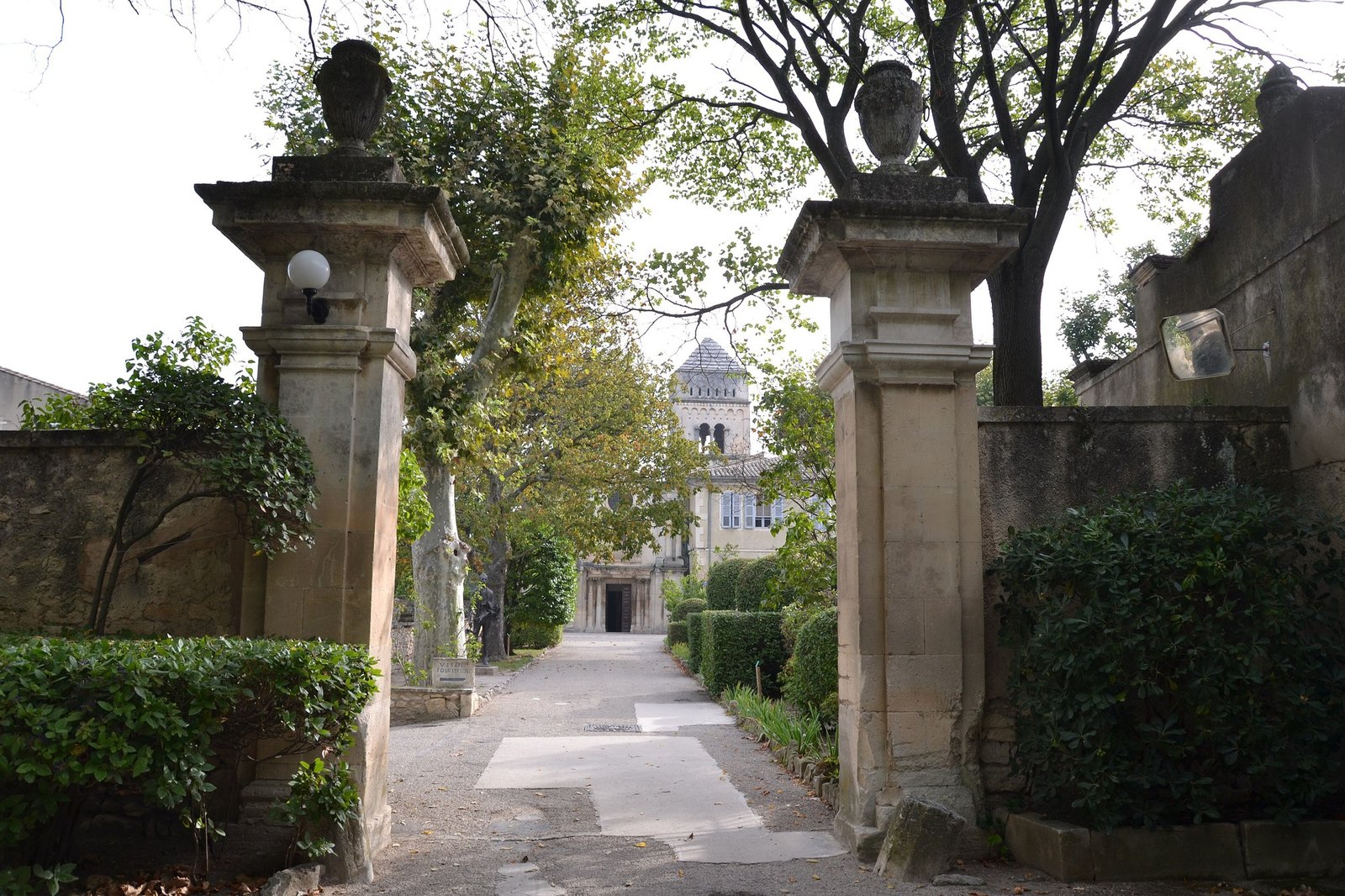 Entrada al recinto de Saint-Paul-de-Mausole, el hospital donde Van Gogh pasó un año, con el campanario románico al fondo.