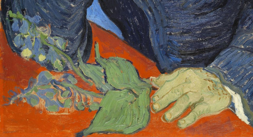Detalle del Retrato del doctor Gachet del Museo de Orsay: rama de dedalera con flores azuladas y hojas verdes sobre una mesa roja, junto a la mano pálida del médico