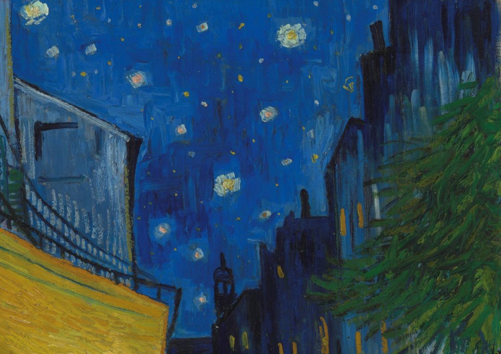 《夜のカフェテラス》の空の部分:濃紺の空に白と黄色の花のような星、教会の塔と緑の木